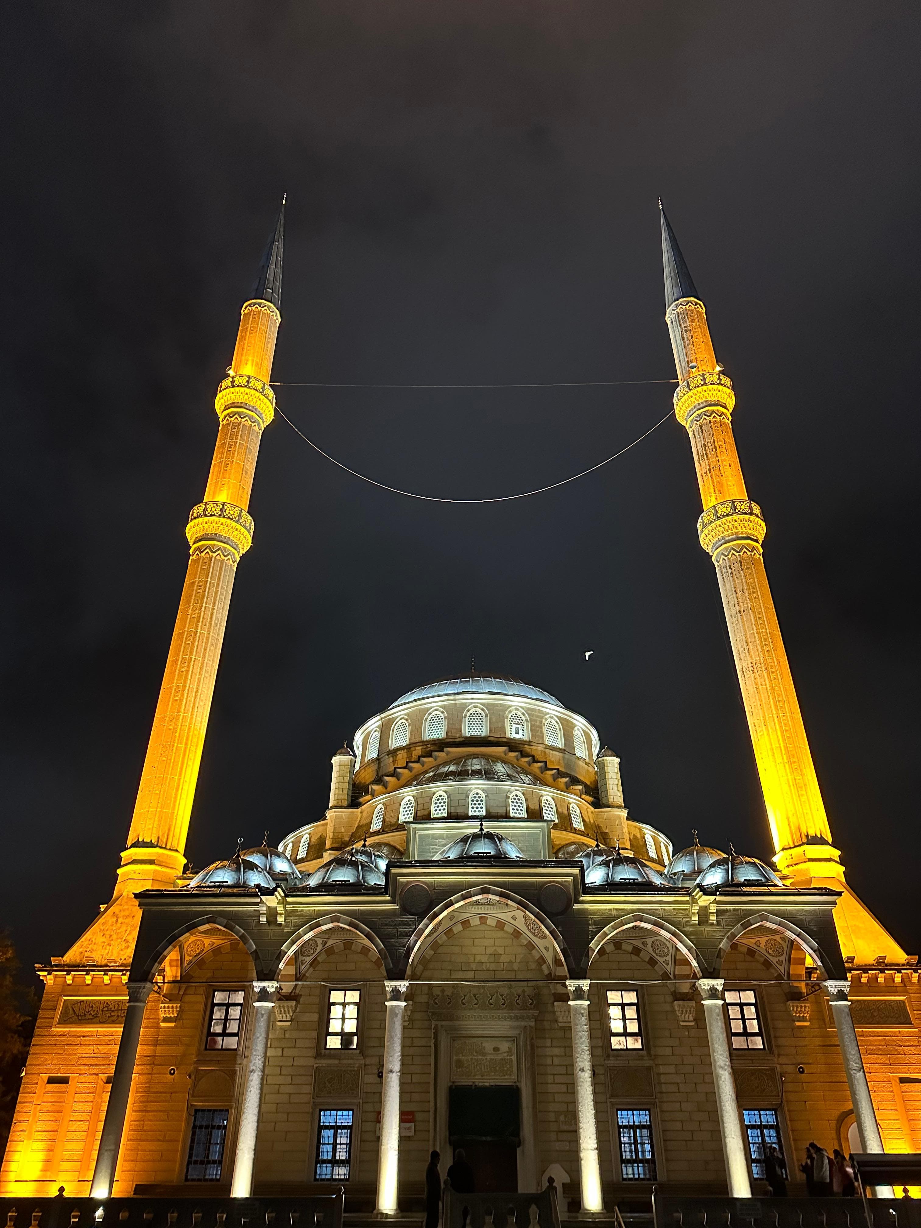 Büyük Osmanlı camii — altın LED aydınlatma ve mahya, gece