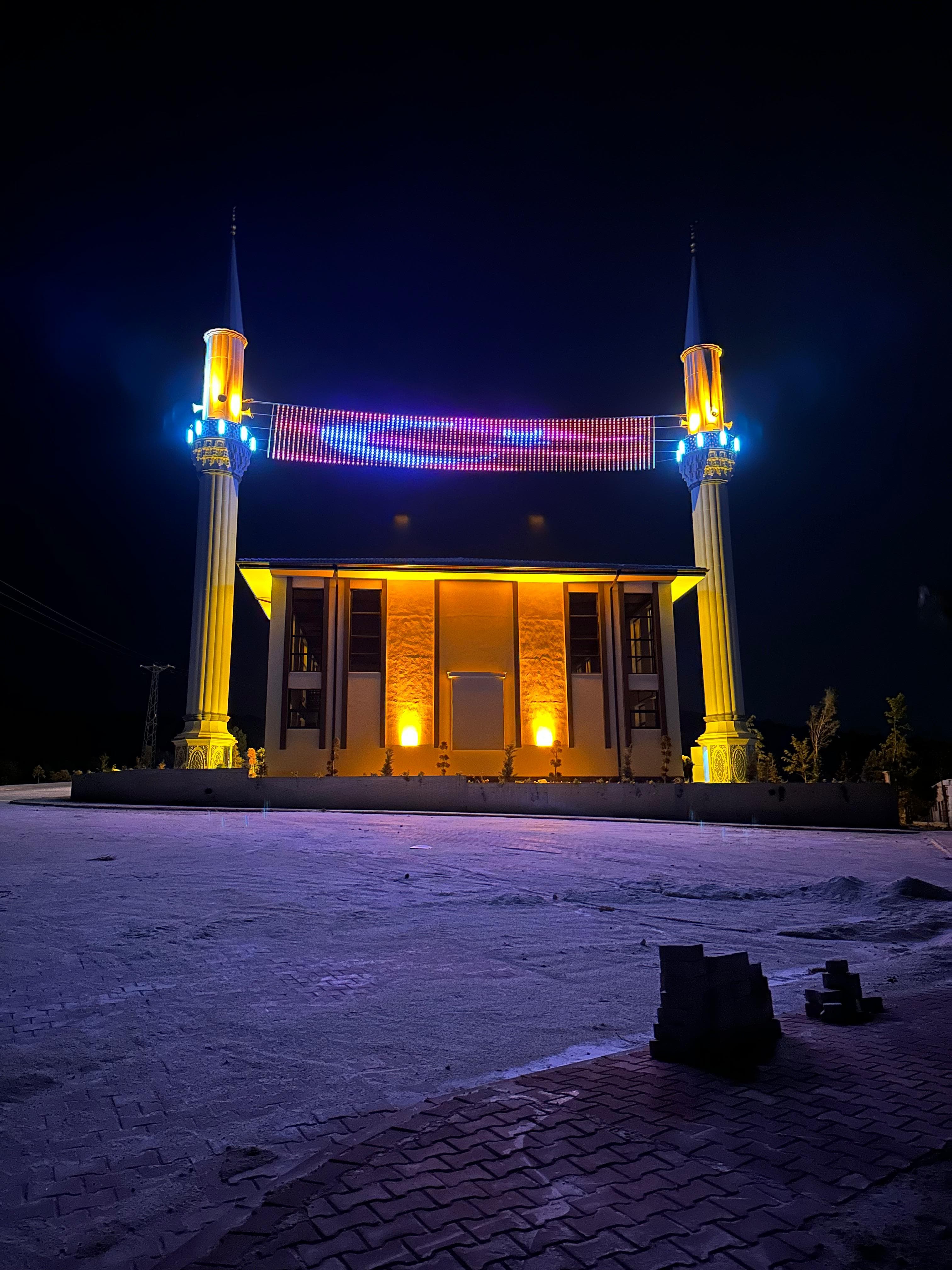 Karlı gecede RGB LED mahya ve altın minareler