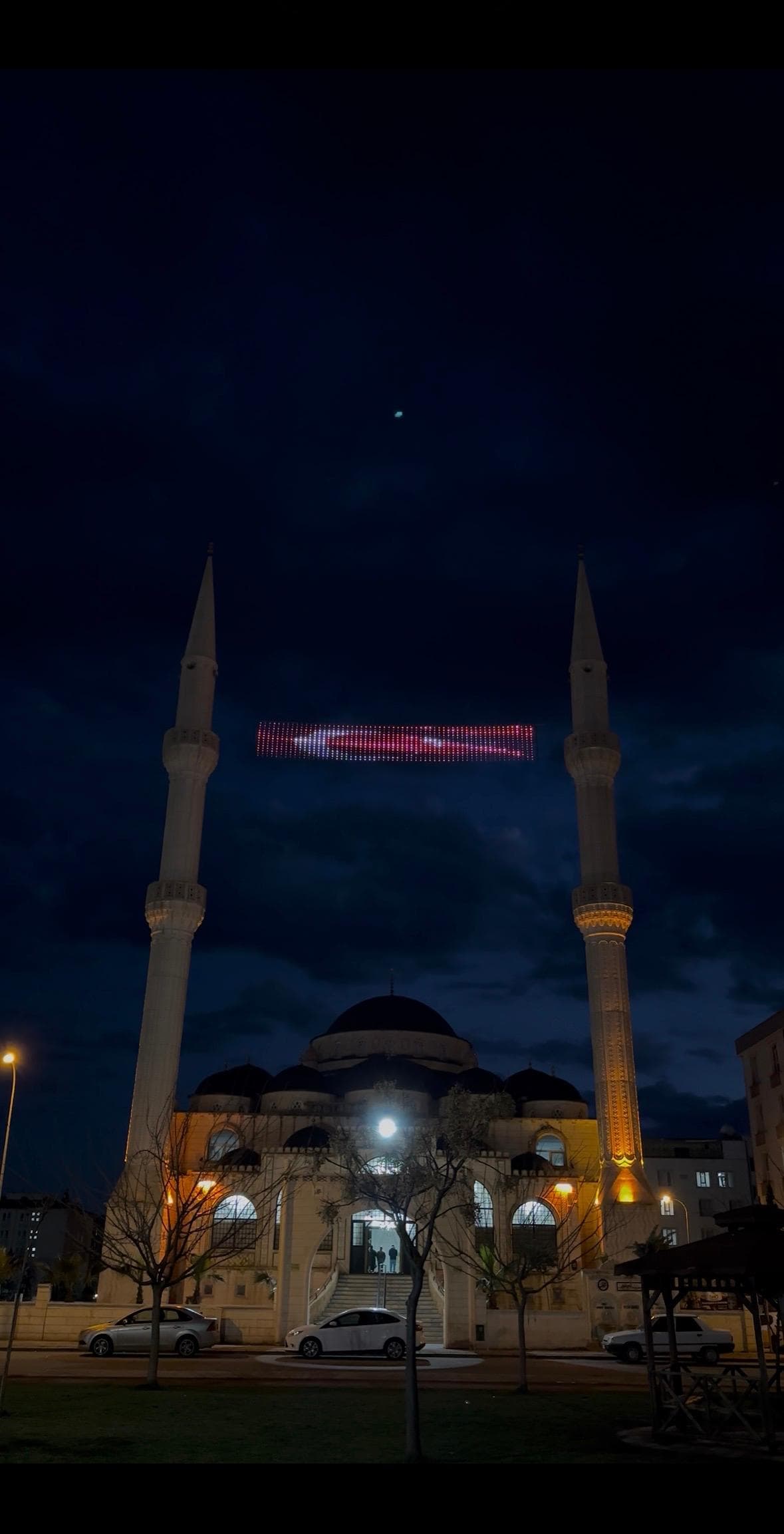 Kırmızı RGB LED mahya, gece gökyüzünde