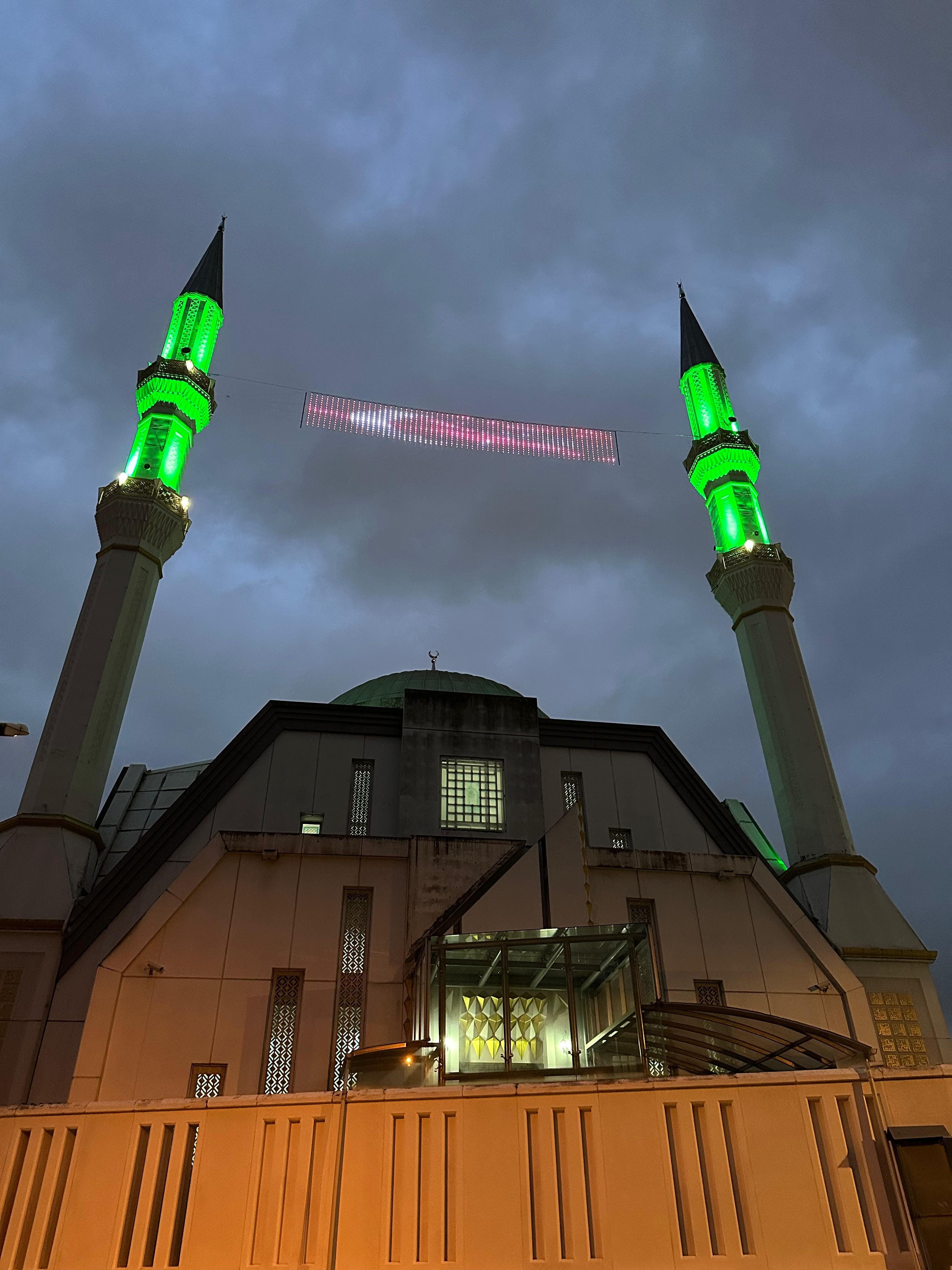 Yeşil LED aydınlatmalı cami ve RGB mahya, gece