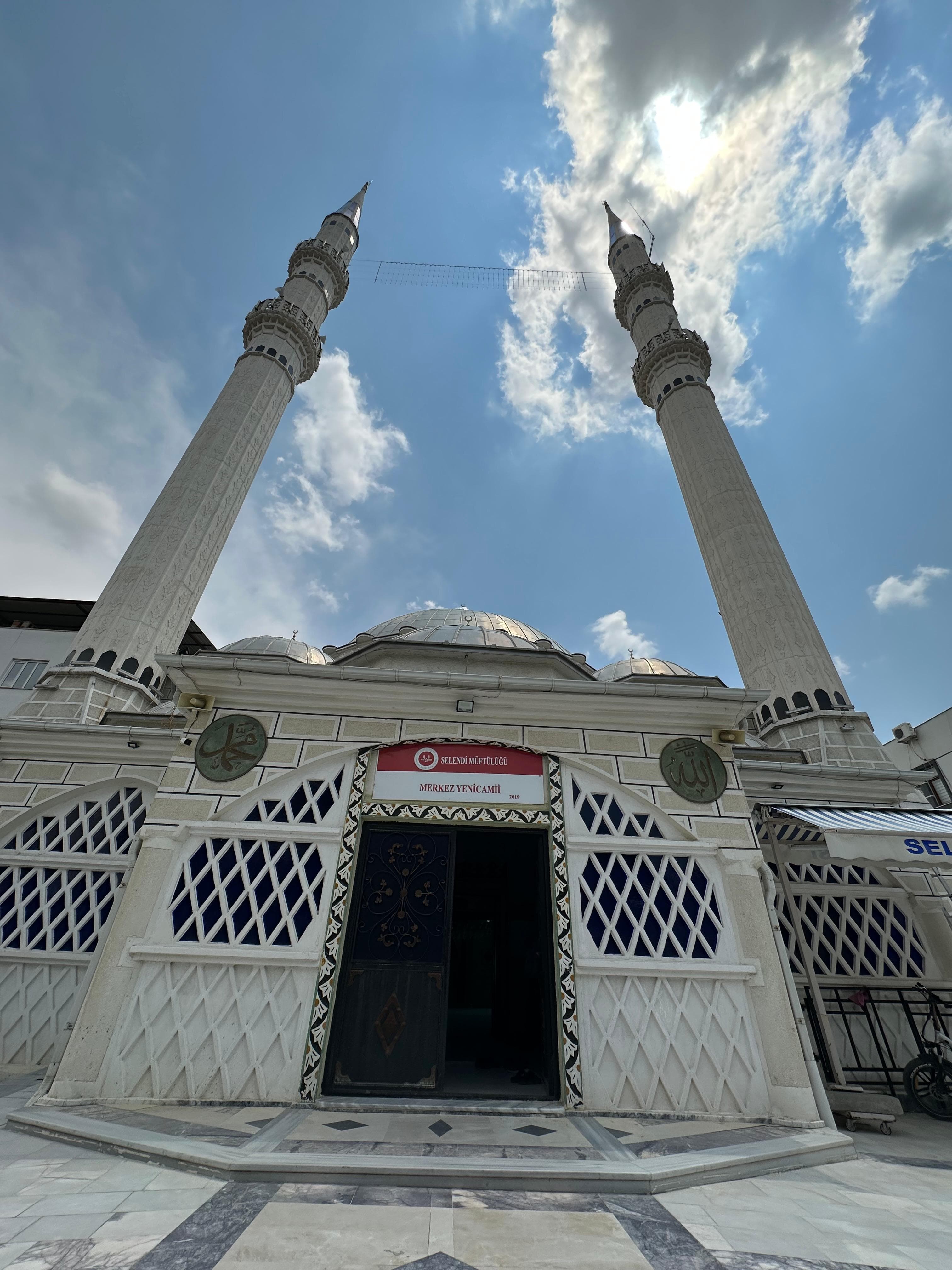Beyaz minareli cami RGB mahya sistemi, gündüz